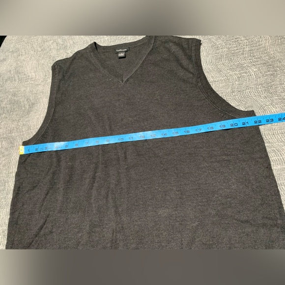 3/$20 Men’s Van Heusen Gray Sleeveless Sweater Vest Size Large - Picture 6 of 8
